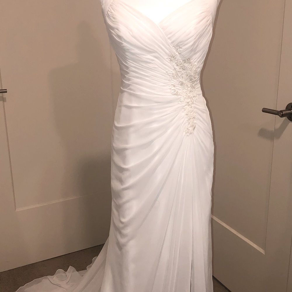 WEDDING DRESS - Picture 2 of 9